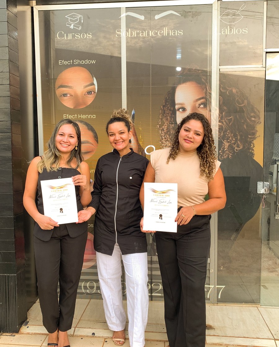Alunas com certificados do curso de design de sobrancelhas
