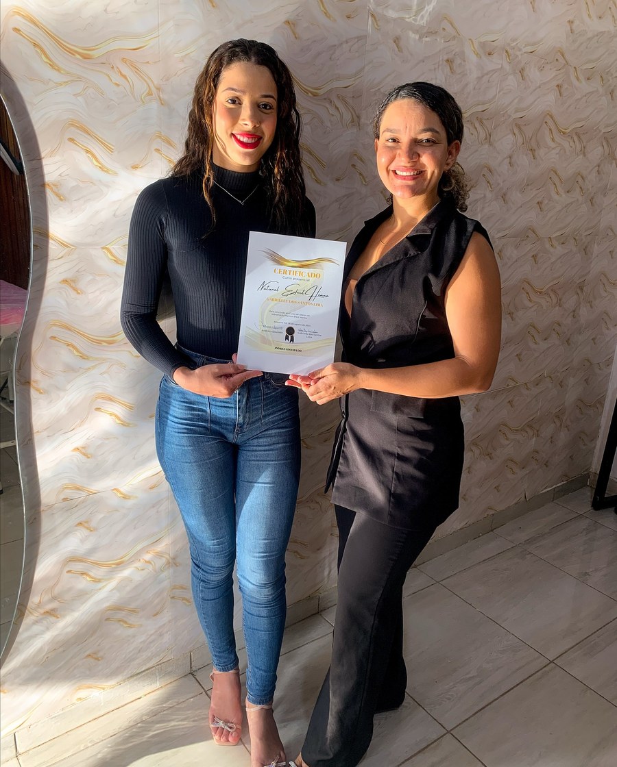 Andreza Dourado com aluna segurando certificado de curso