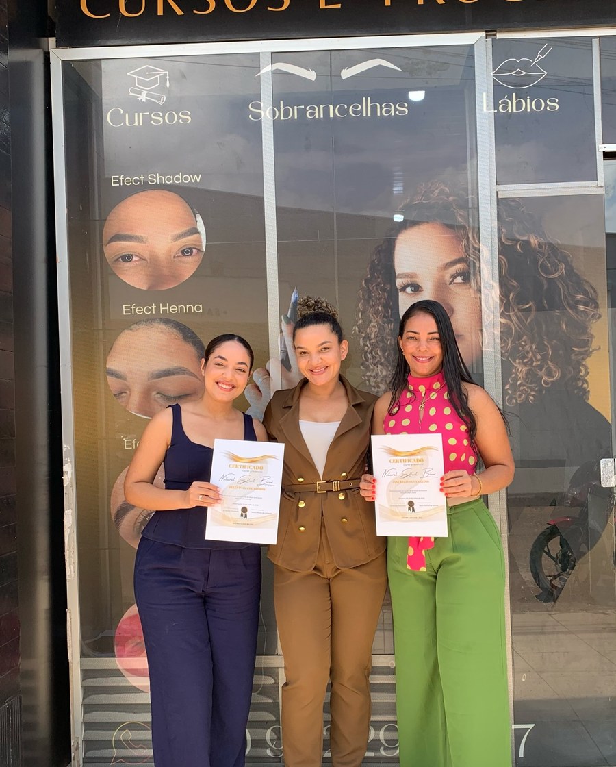 Andreza Dourado com alunas certificadas em frente ao studio