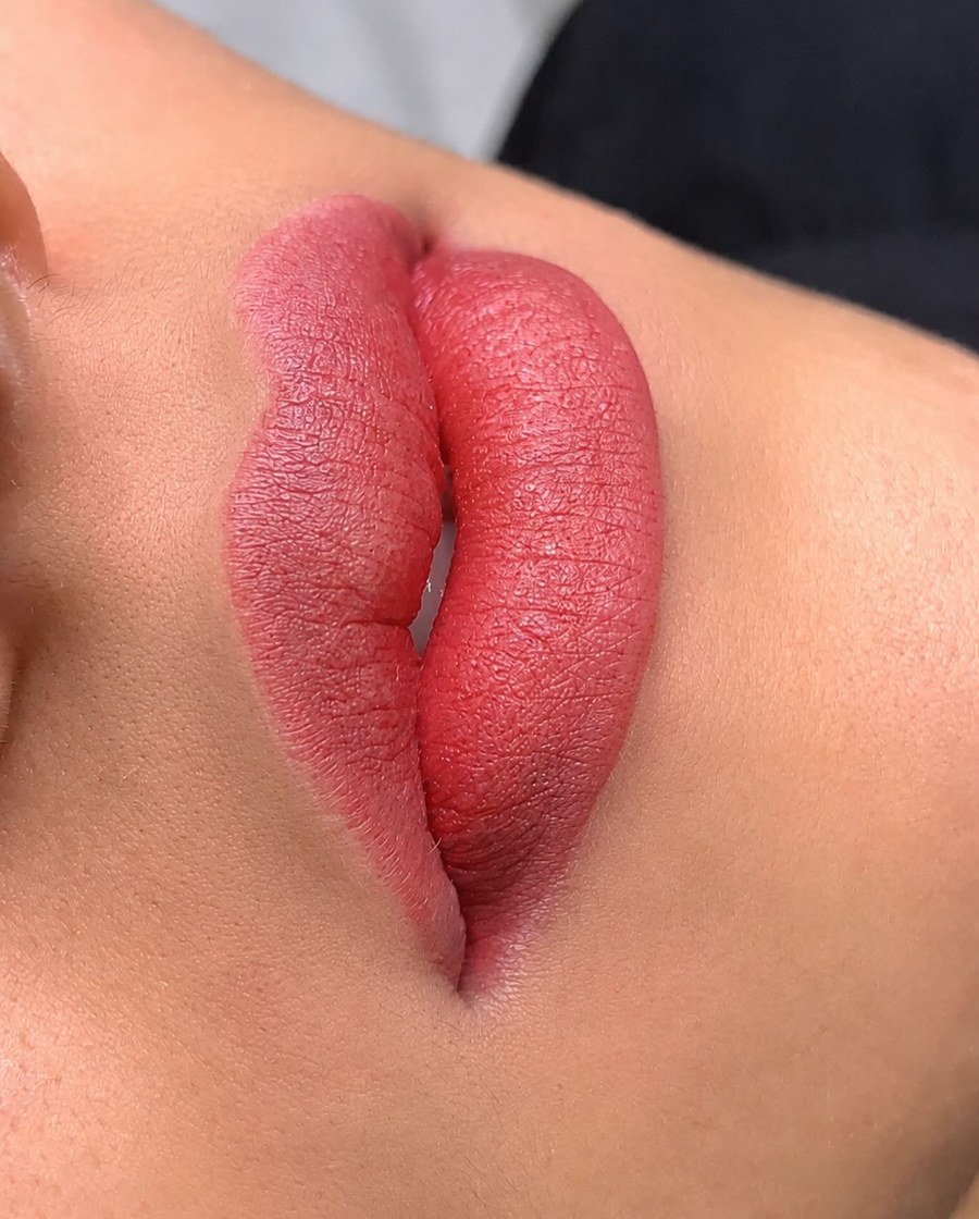 Micropigmentação labial com cor elegante e definição