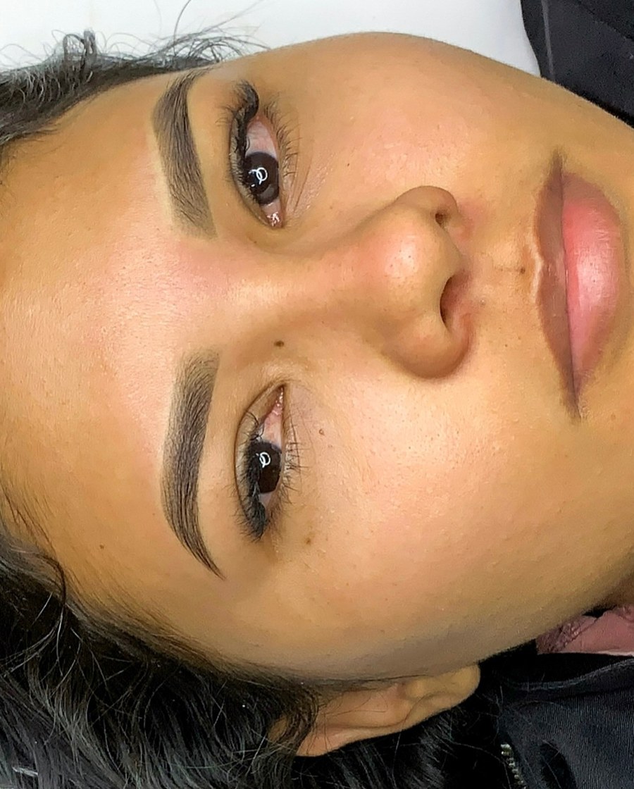 Micropigmentação de sobrancelhas com efeito natural