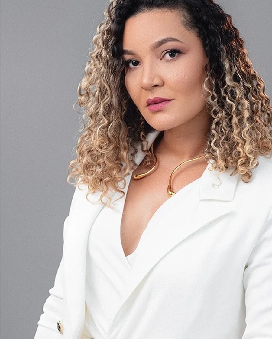 Andreza Dourado em retrato profissional